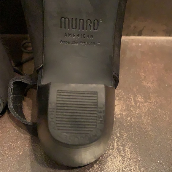 Munro Black Suede adjustable shoe 9 narrow - Picture 12 of 12